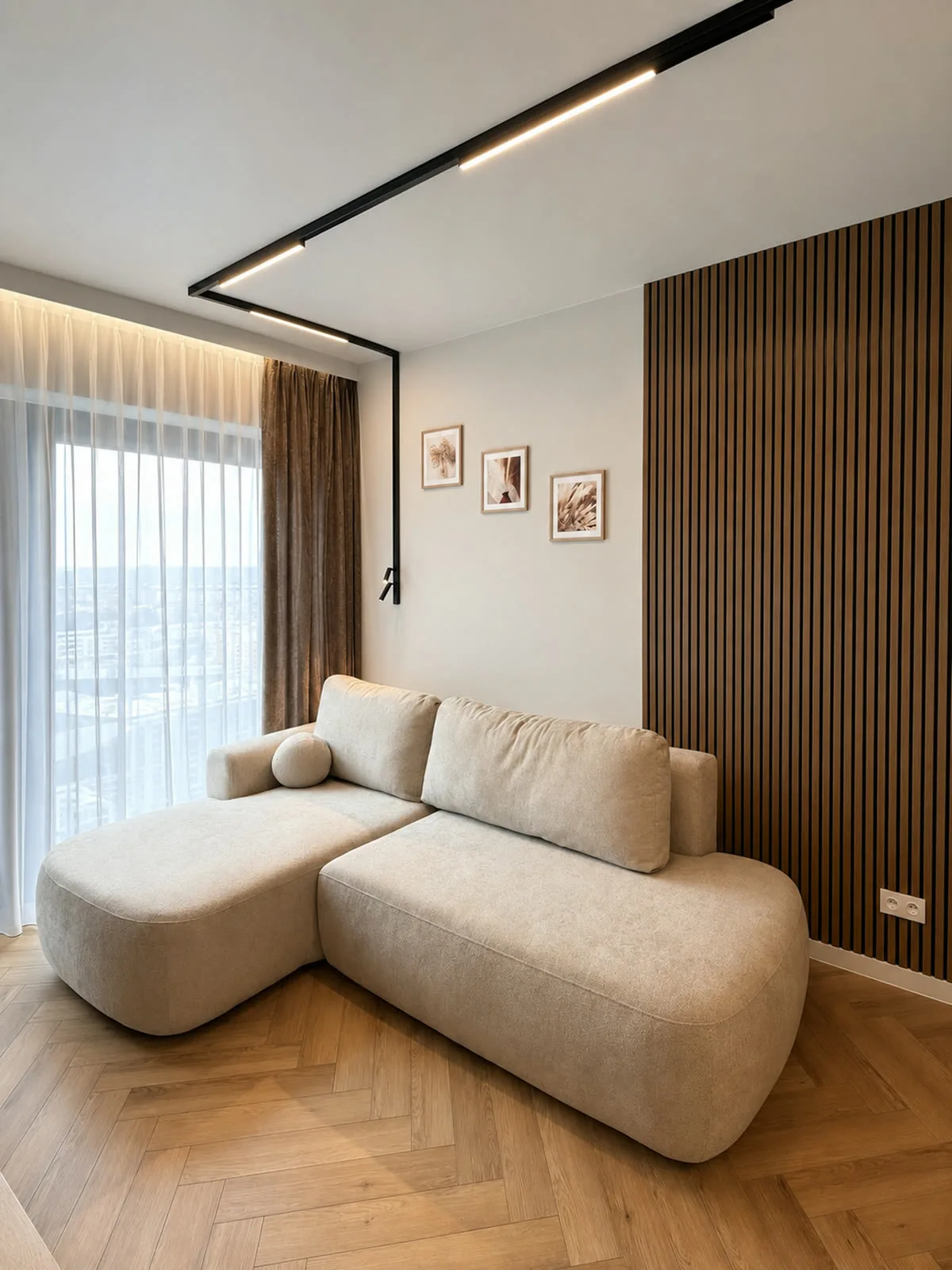 Salon z beżową sofą na tle ściany z lamelami - wykończenie mieszkania pod klucz, Katowice