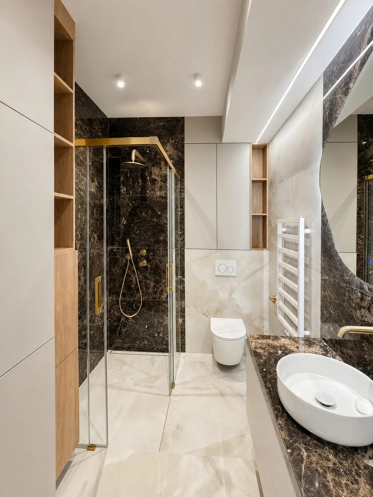 Łazienka 5,5 m² w płytach wielkoformatowych - kabina prysznicowa ze złotymi profilami, WC podwieszane i blat z ciemnego marmuru, realizacja Katowice