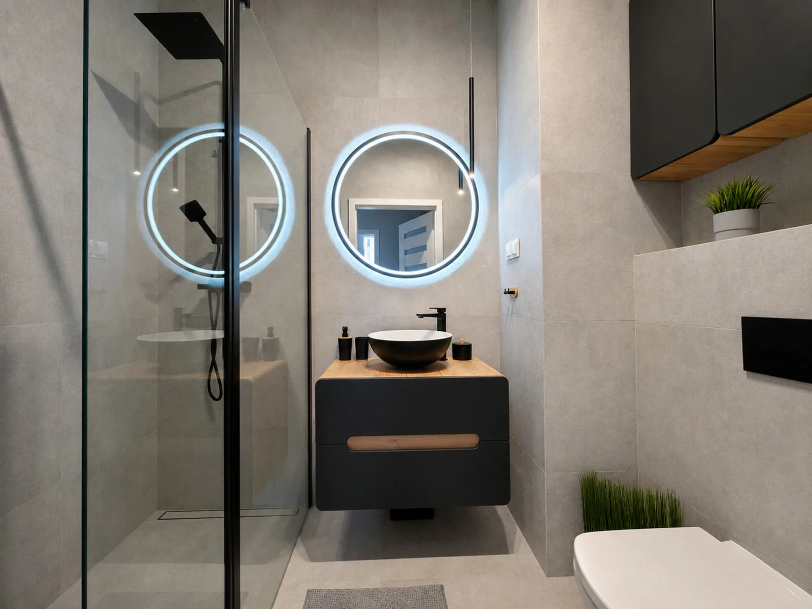 Prysznic walk-in z czarną deszczownicą i okrągłe lustro LED - szara łazienka, realizacja Warszawa